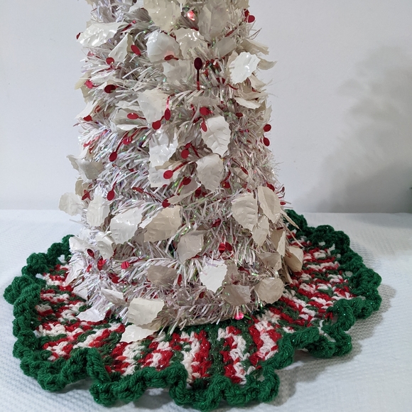 NEW Table Top Crochet Holiday Christmas Tree Skirt HANDCRAFTED - Picture 3 of 7